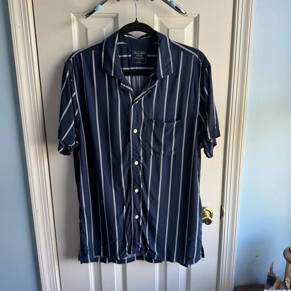 Abercrombie & Fitch Men’s short sleeve button-up shirt. Sz L. Navy Blue W